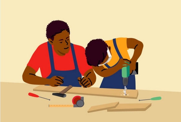 Parent fabriquant du materiel Montessori avec son enfant