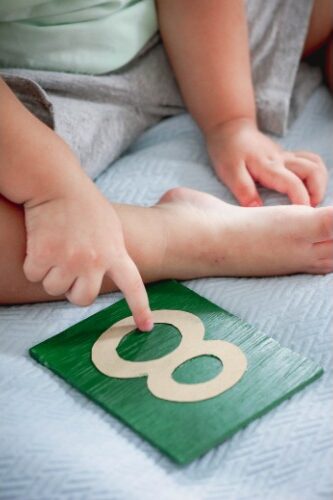 Enfant maternelle qui joue avec des chiffres
