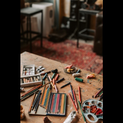 Table avec des pinceaux et de la peinture