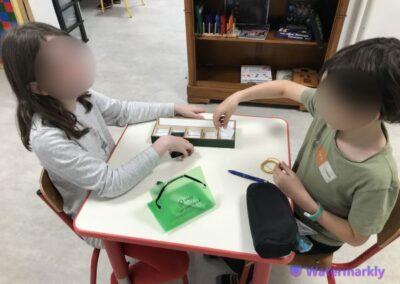 Deux eleves lors d'un atelier Montessori