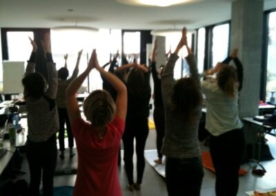 Eleve pratiquant de la gymnastique a l'ecole