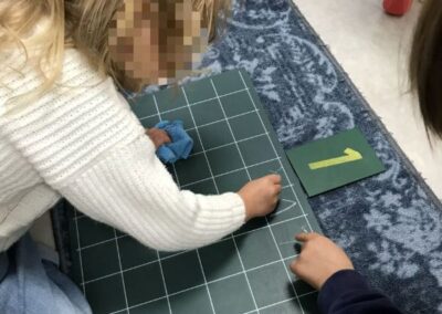 Eleves travaillant des mathematiques en atelier