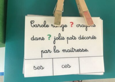 Photo de fiches utilisees dans une classe alternative sur Lyon